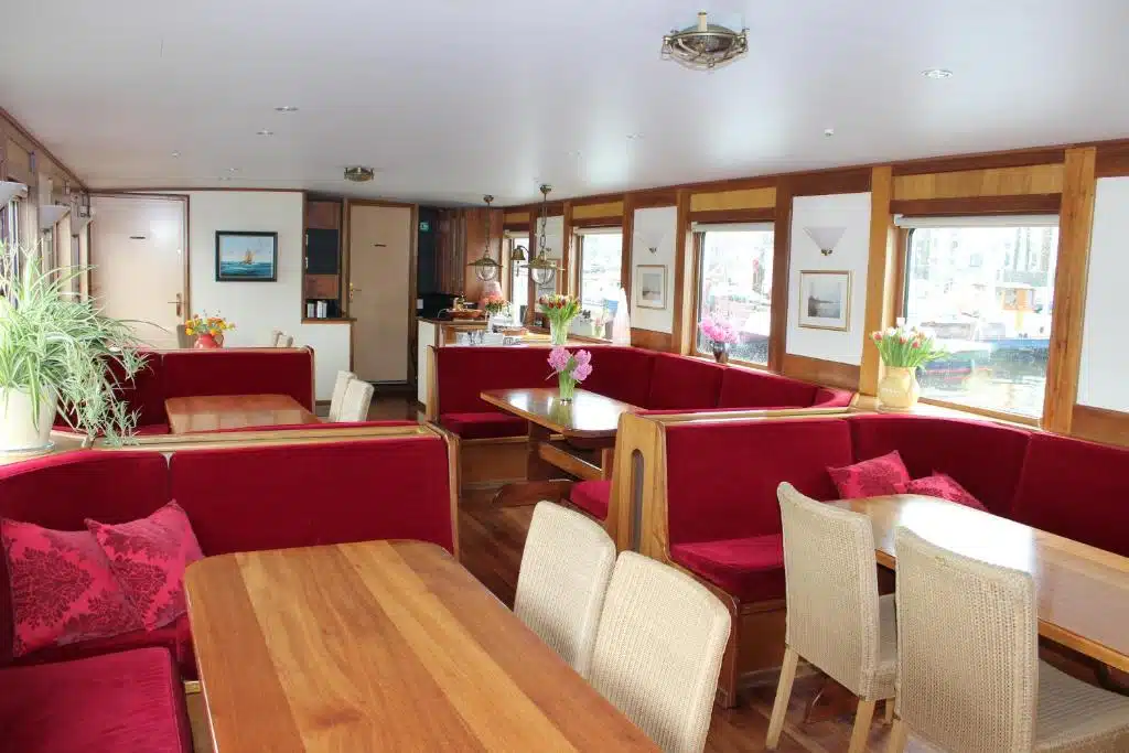 Espace commun de la péniche Felicitas à Amsterdam.