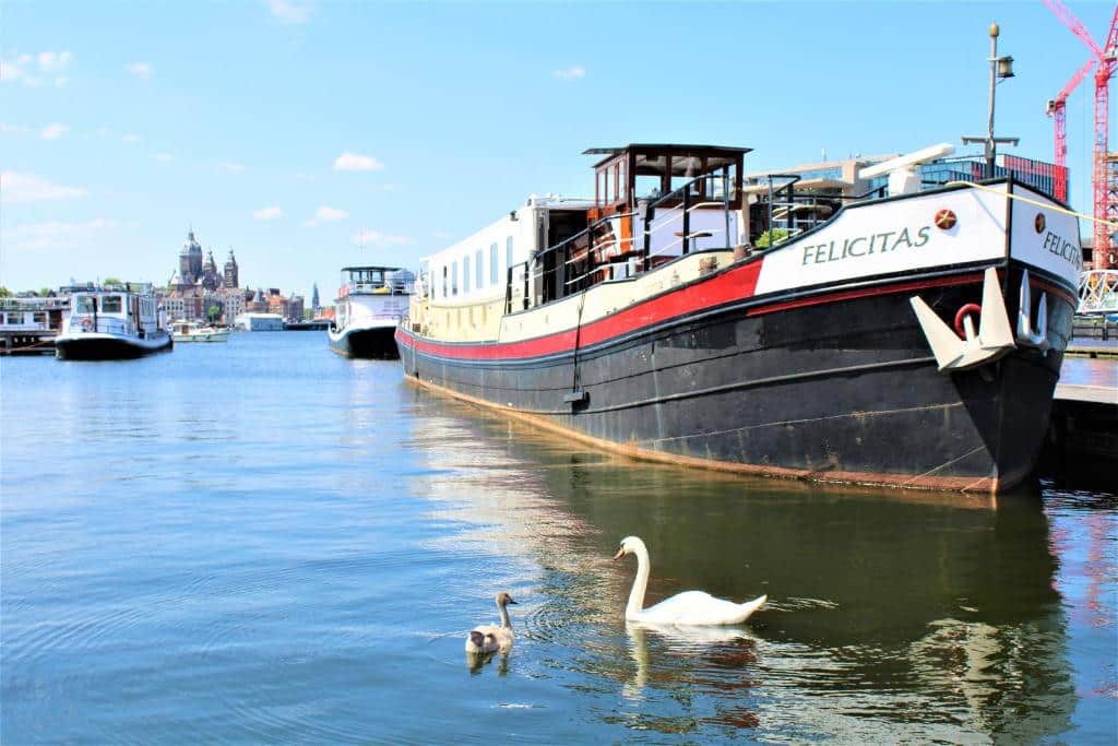Hotel-bateau sur une péniche à Amsterdam.