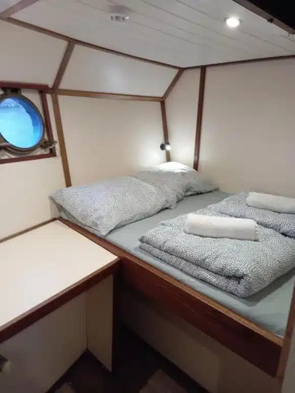 Chambre double du bateau MPS Holland à Amsterdam.