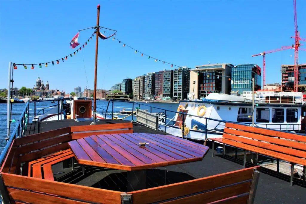 Sur la péniche MPS Holland à Amsterdam.