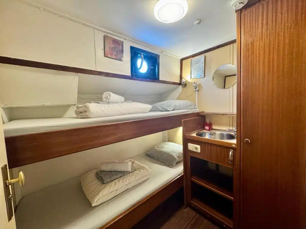 Dortoir de la péniche Passengership Avanti dans le Centre d'Amsterdam.