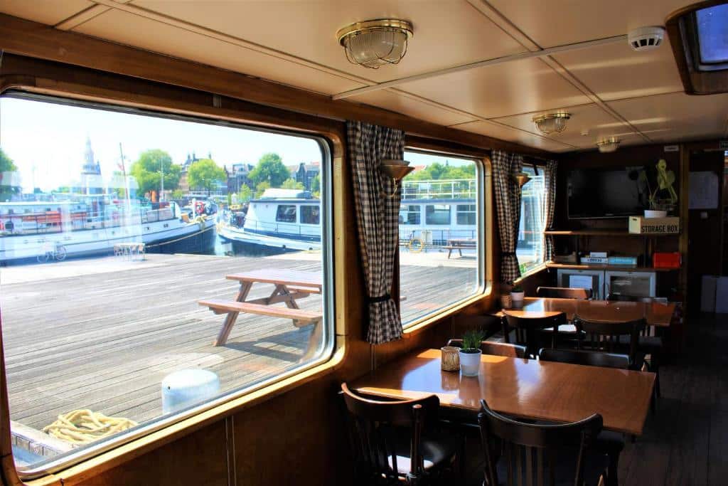 A l'intérieur de la péniche Passengership Avanti dans le Centre d'Amsterdam.