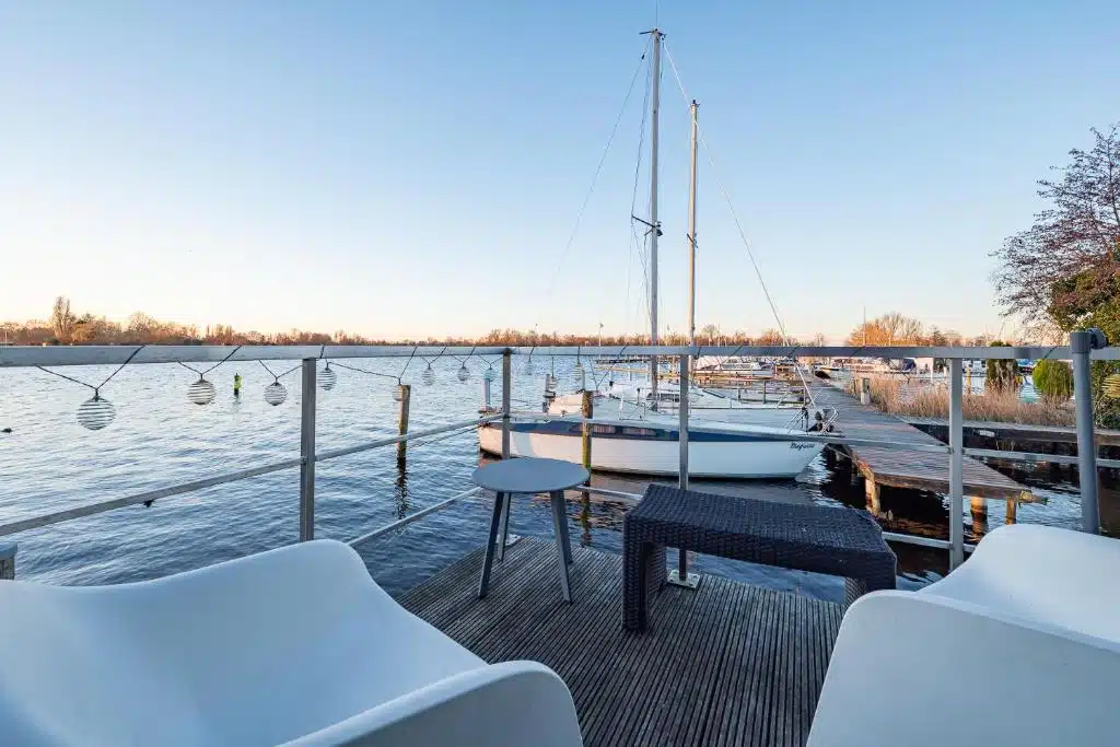 Vue sur le lac depuis le Watervillashiraz, superbe maison flottante proche d'Amsterdam.