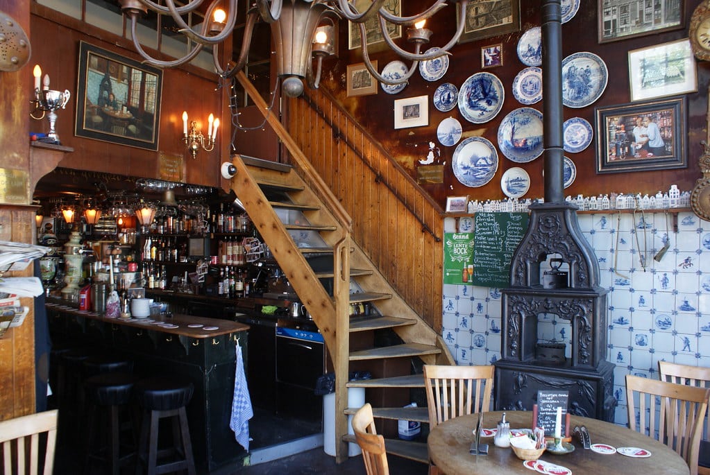 A l'intérieur du café brun Het Papeneiland. Jordaan à Amsterdam.