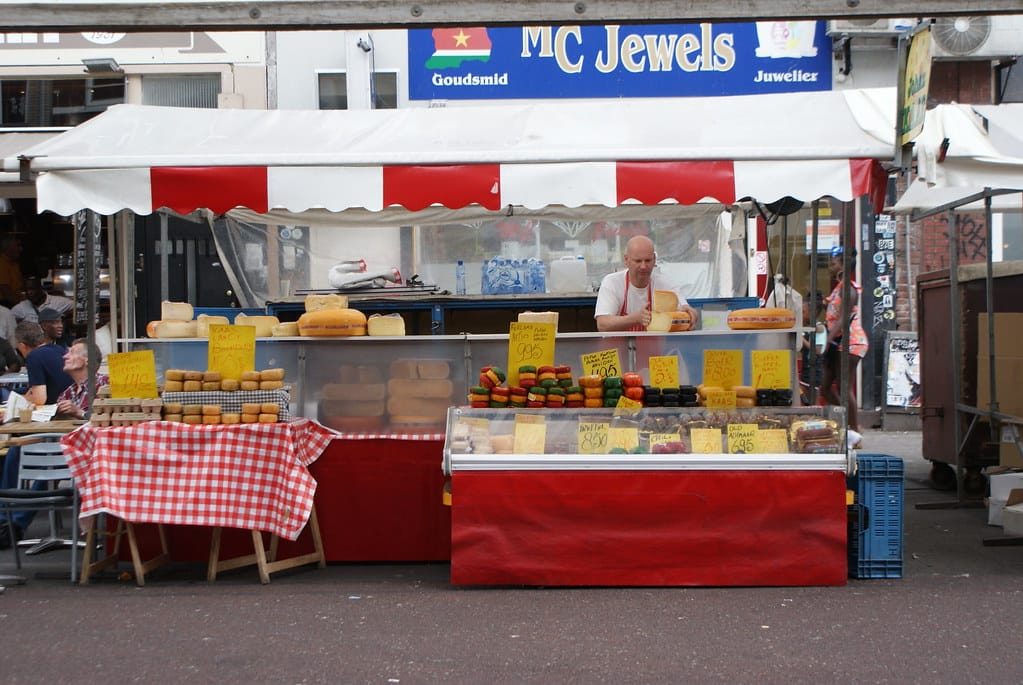 Fromager sur le marché Cuypmarkt d’Amsterdam.