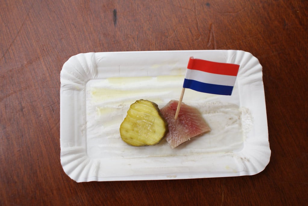 Superbe hareng accompagné d’un cornichon : Etape street food locale.