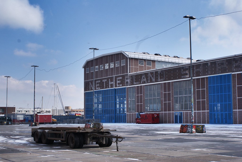 Hangar du chantier naval NDSM d'Amsterdam devenu "Art Factory dans le nord de la ville.
