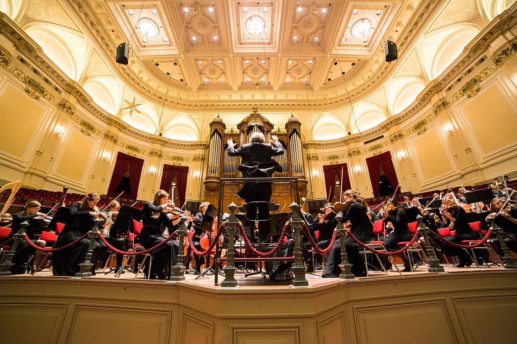 Sur la scène du Concertgebouw dans le quartier des musées à Amsterdam - Photo de Fffortuinlijk