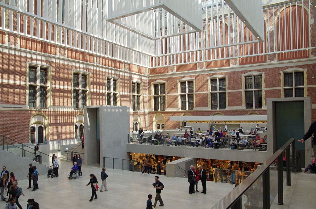 Dans la cour du musée du Rijksmuseum dans le quartier des musées à Amsterdam - Photo de Balou46