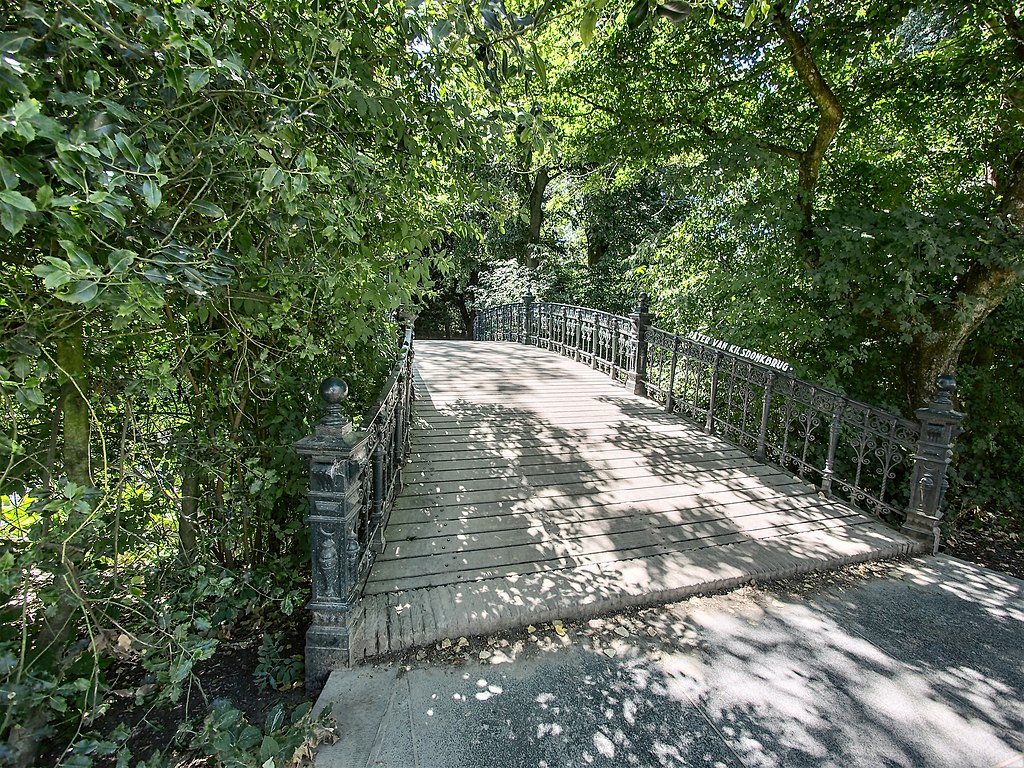 Joli pont dans le parc de Vondelpark dans le quartier des musées à Amsterdam - Photo de Alf van Beem