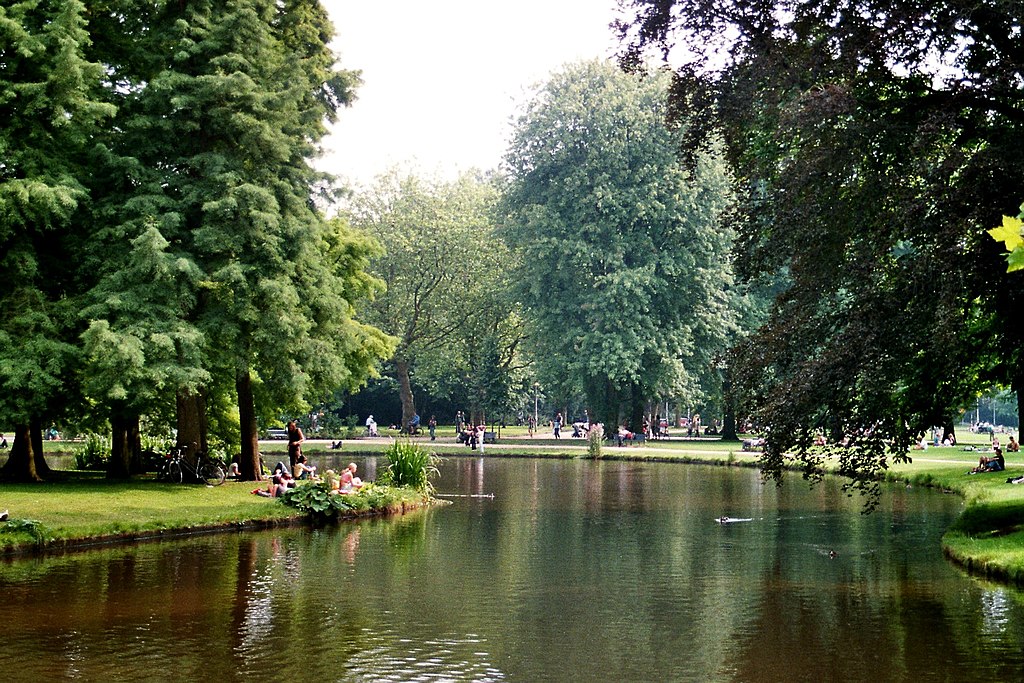 Etang dans le parc de Vondelpark dans le quartier des musées à Amsterdam - Photo de Dguendel