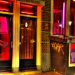 Quartier rouge à Amsterdam : Vitrines, relations tarifées et coffeeshop