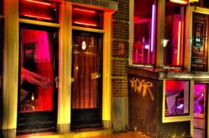 Quartier rouge à Amsterdam : Vitrines, relations tarifées et coffeeshop