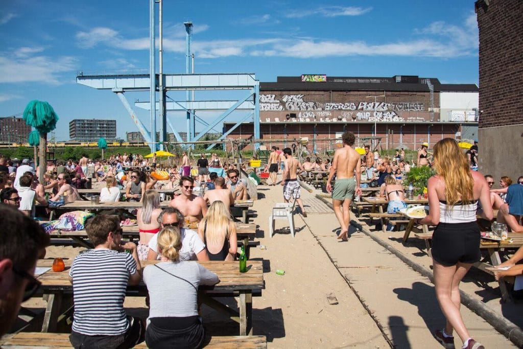 L'immense terrasse du Roest, bar à l'ambiance industriel à Amsterdam