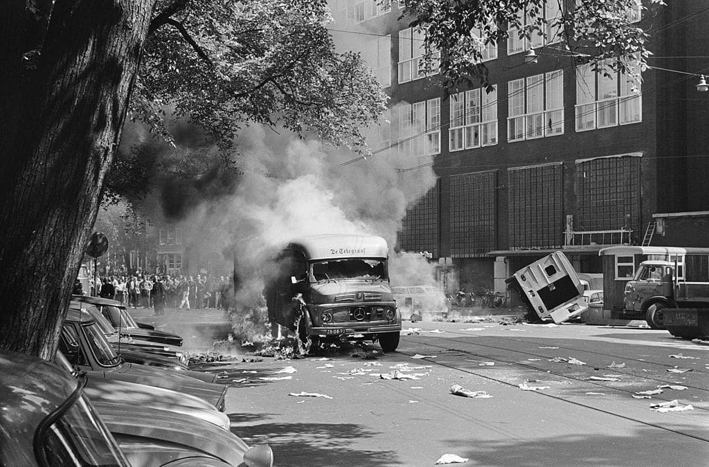 Révolte urbaine à Amsterdam en 1966. Photo Steinmeier, Hans / Anefo