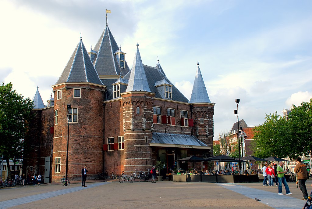 > Den Waag à Amsterdam : Un restaurant aujourd'hui et une histoire compliquée. Photo de Kmhofmann