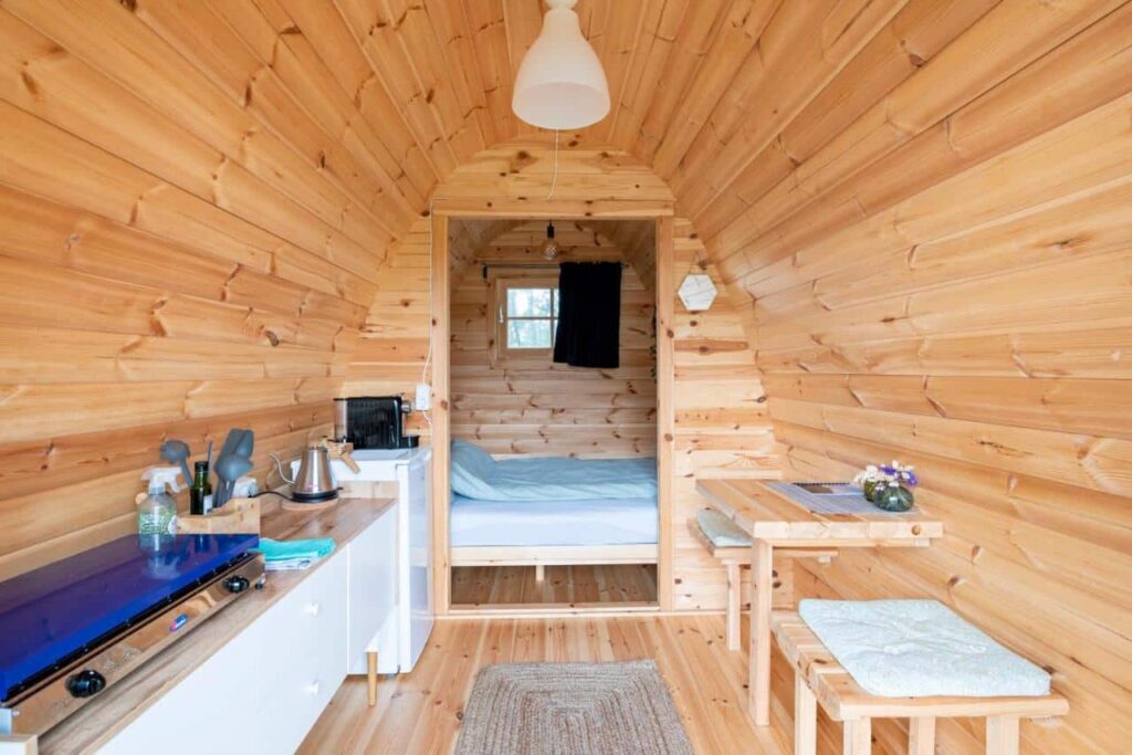 A l'intérieur du bungalow/cabane en bois au Tiny Camping Pod à côté d'Amsterdam.