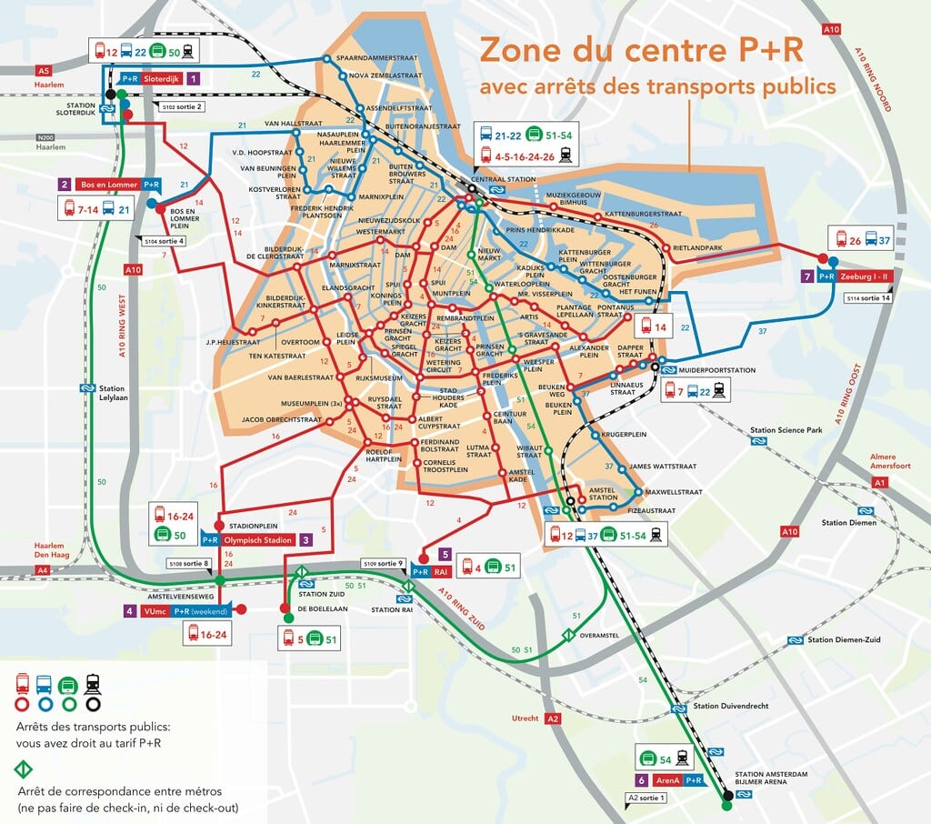 Parking P+R à Amsterdam et connexion avec les transports en commun.