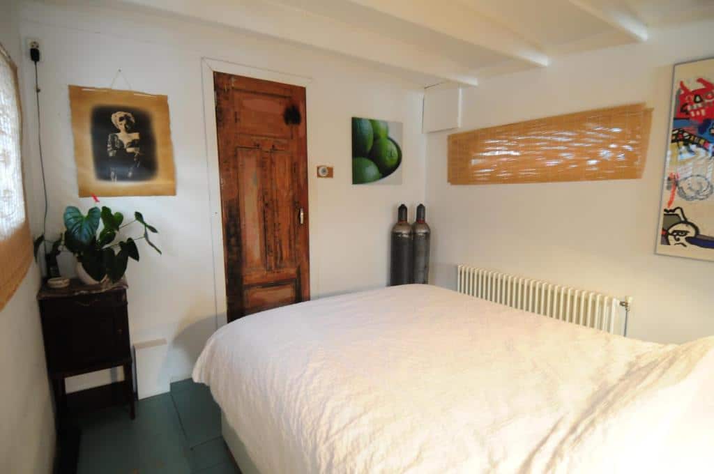 Pantheos Top Houseboat, hotel insolite à Amsterdam.