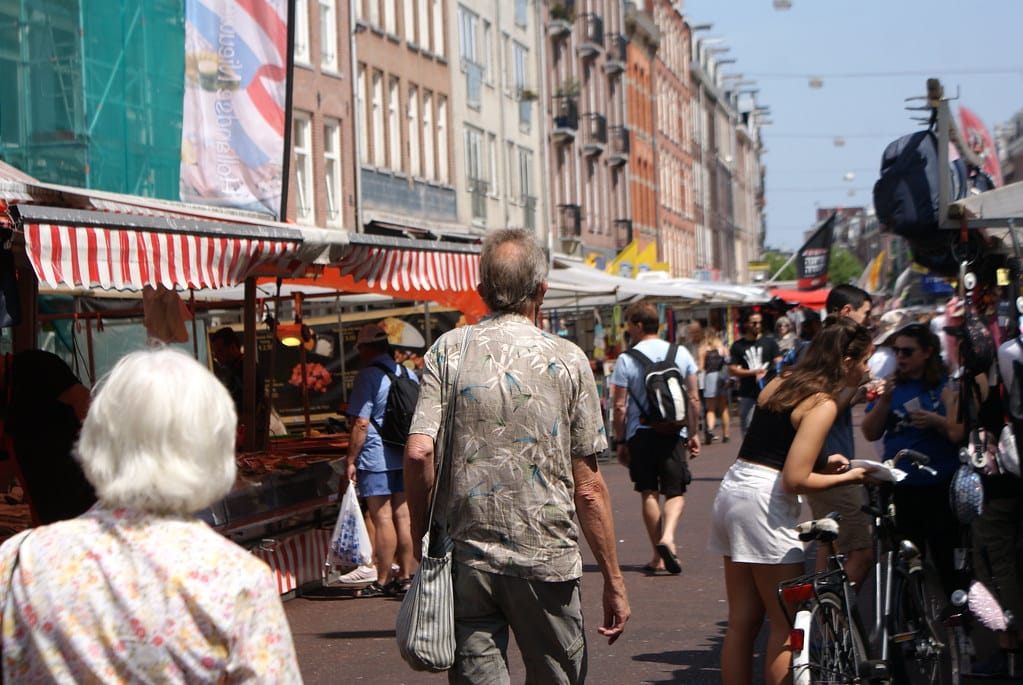 Au marché d’Albert Cuypmarkt à Amsterdam en toute décontraction.