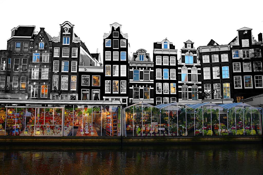 Marchés aux fleurs d’Amsterdam vue de l’autre côté du canal Singel – Photo de Zak Mc.