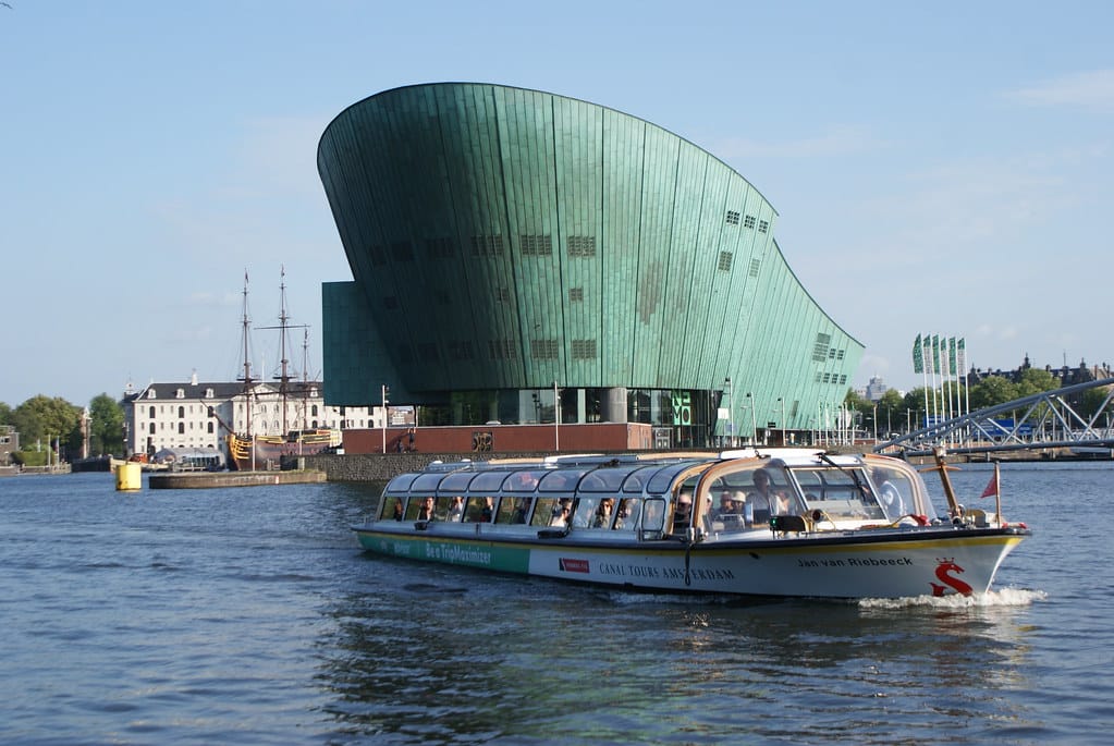 Vue sur le musée des sciences Nemo à Amsterdam depuis le bar Hanneke's Boom.