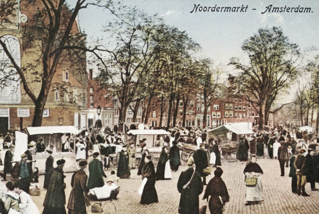 > Marché au nord du quartier de Jordaan devant l'église Noorderkerk à Amsterdam vers 1900.