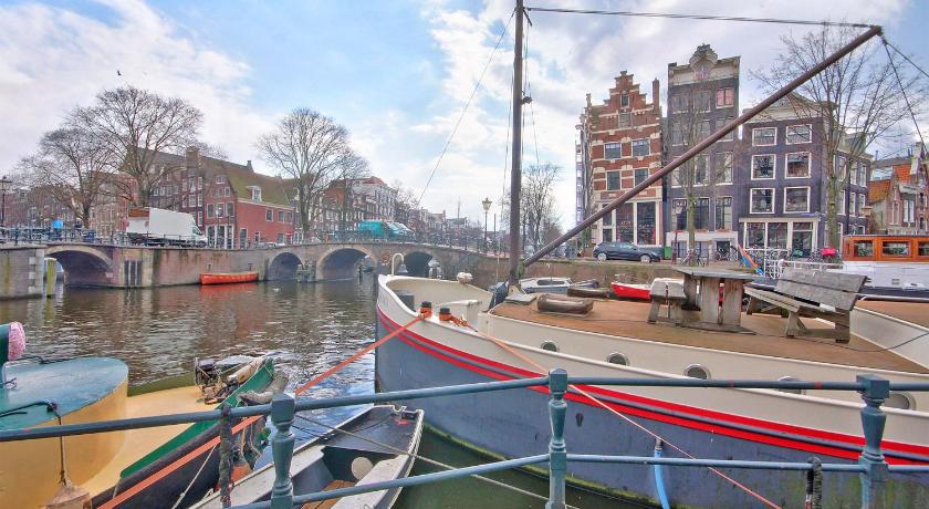Lire la suite à propos de l’article Bateau Hotel à Amsterdam : 9 lieux originaux où dormir sur l&rsquo;eau