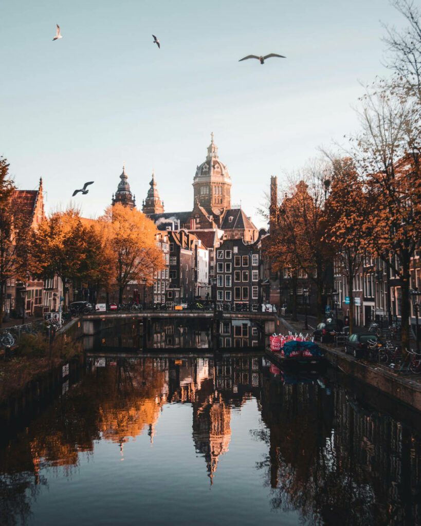 Dans la vieille ville d'Amsterdam avec l'église de Saint Nicolas au bout du quartier rouge - Photo de Matheo Jbt.