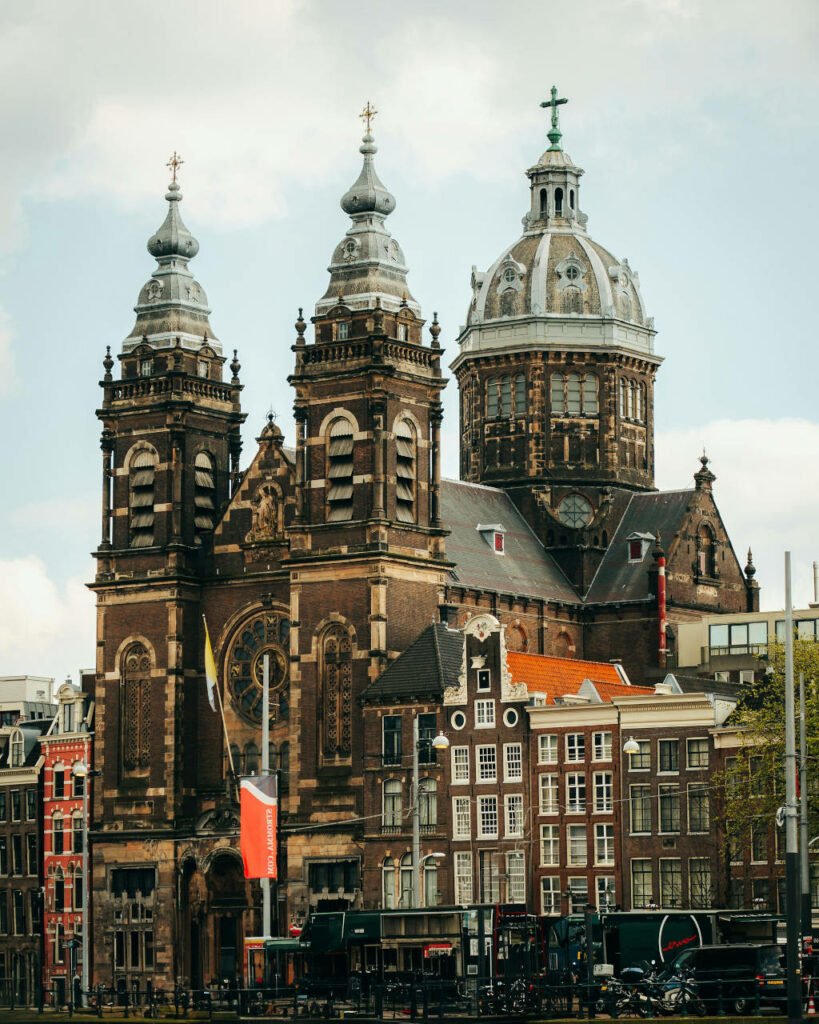 Eglise catholique Saint Nicolas à Amsterdam - Photo d'Ari Shojaei.