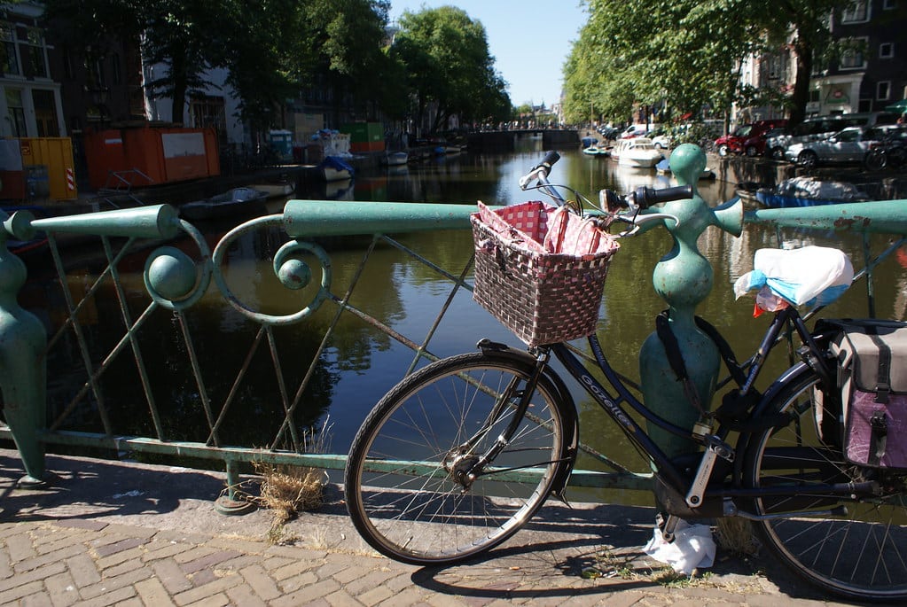 > Deux roues sur un canal du quartier rouge d'Amsterdam.