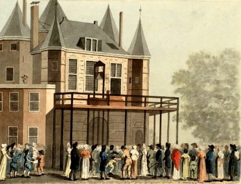 > Guillotine sur la place de Nieuwmarkt à Amsterdam contre l'ancienne balance (den Waag).
