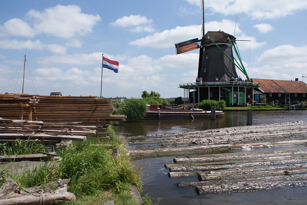 Moulin à huile (musée) avec au premier plan le bois du moulin-scierie (musée incontournable).