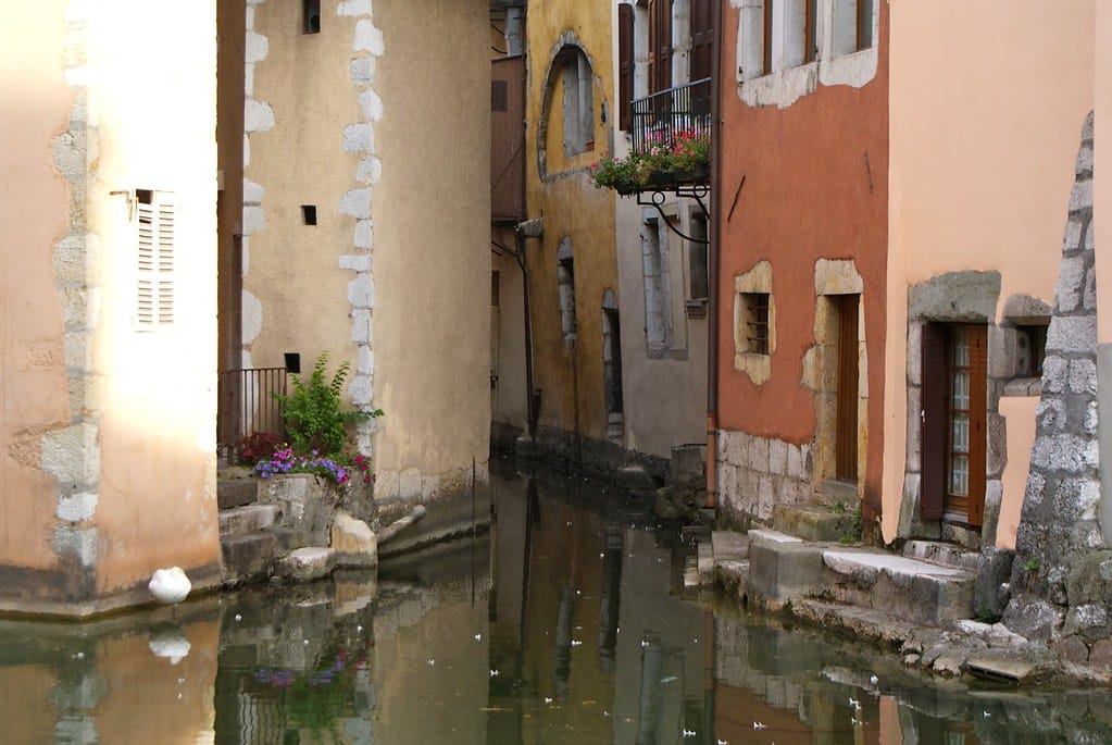Reflets colorés sur les canaux dans le Vieux Annecy.