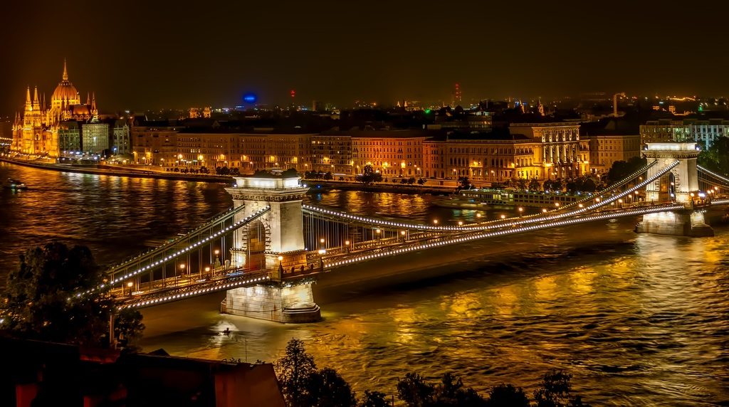 Hébergement et féerie nocturne à Budapest.