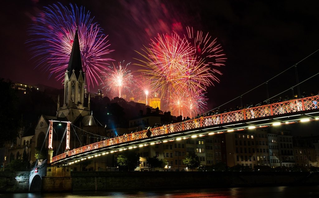 Sortir à Lyon : Feux d'artifice tirés depuis la basilique de Fourvière.