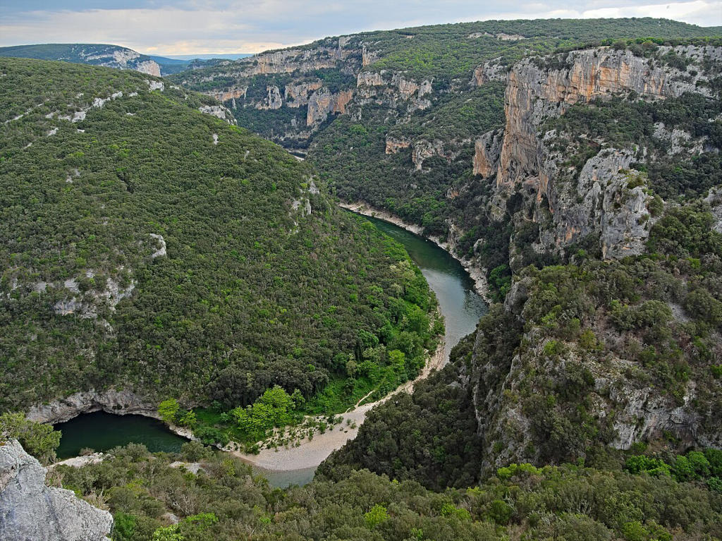 Vue d'un méandre de l'Ardèche à Combe d'Agrimont - Photo d'Eichler Andreas - Licence ccbysa 4.0