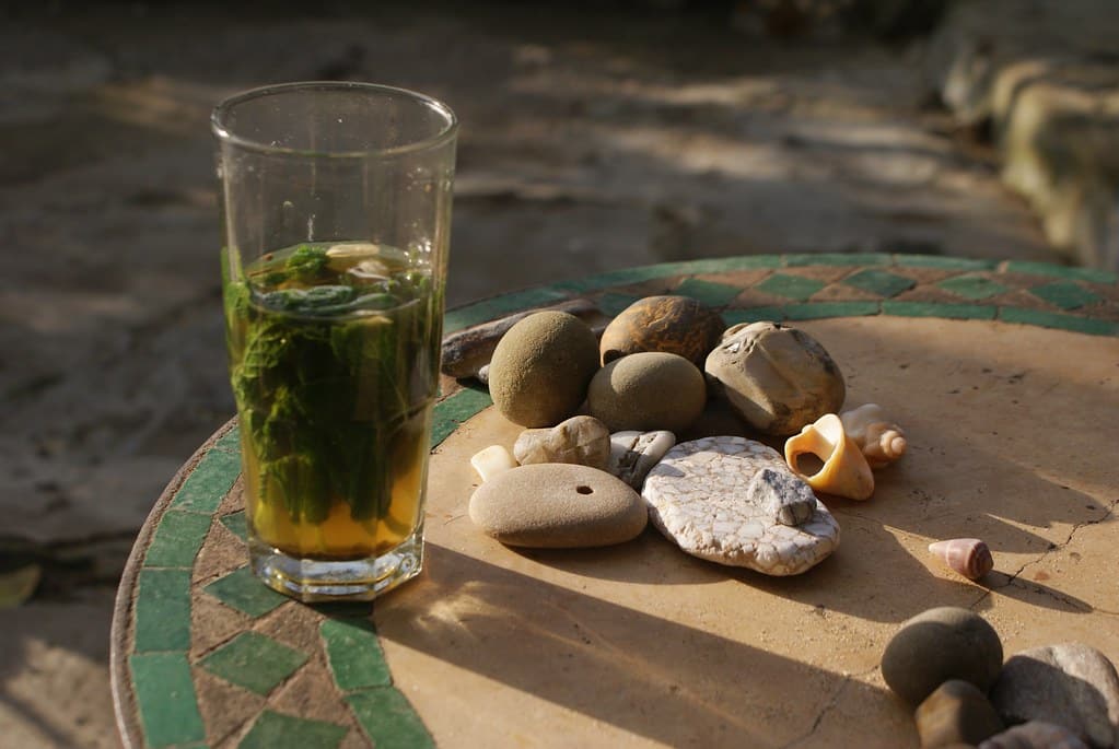 Café des marins au pied des remparts côté port. Plein de chats et des hommes les yeux mi clos.