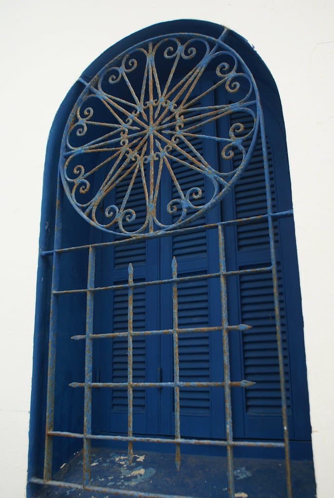 Belle oeuvre de ferronnerie sur une fenêtre d’Asilah au Maroc.