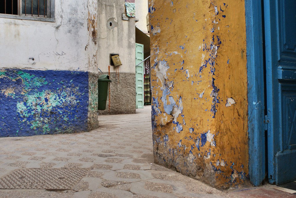Une simple et belle rue aux murs à la peinture écaillée.