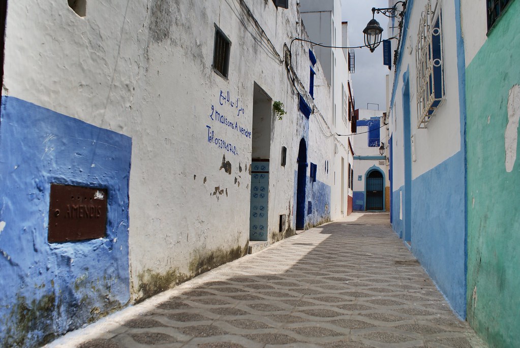 Jolies couleurs et maisons à vendre à Asilah.