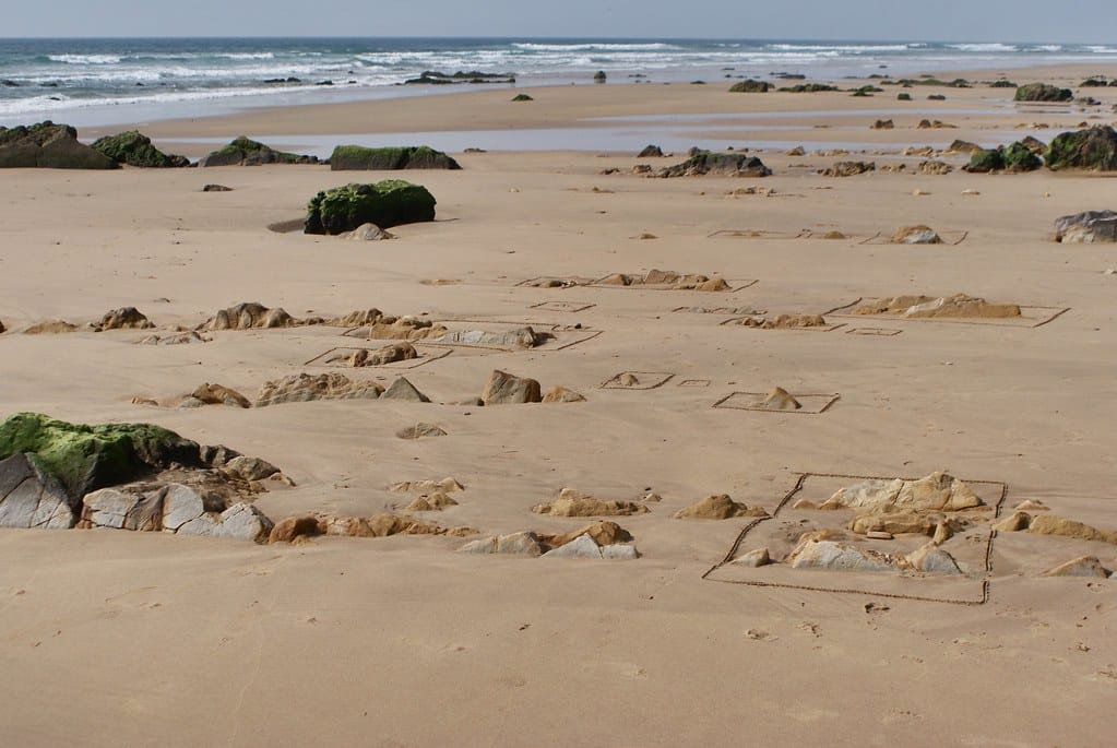 Jeu de plage : Dessiner des carrés autour des rochers. Me suis bien amusé