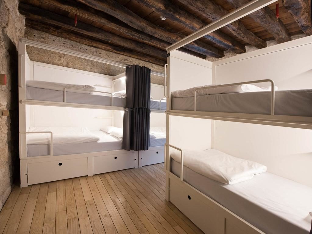 Dortoir agréable et fonctionnel de l'auberge de jeunesse Bluesock Hostels à Porto.