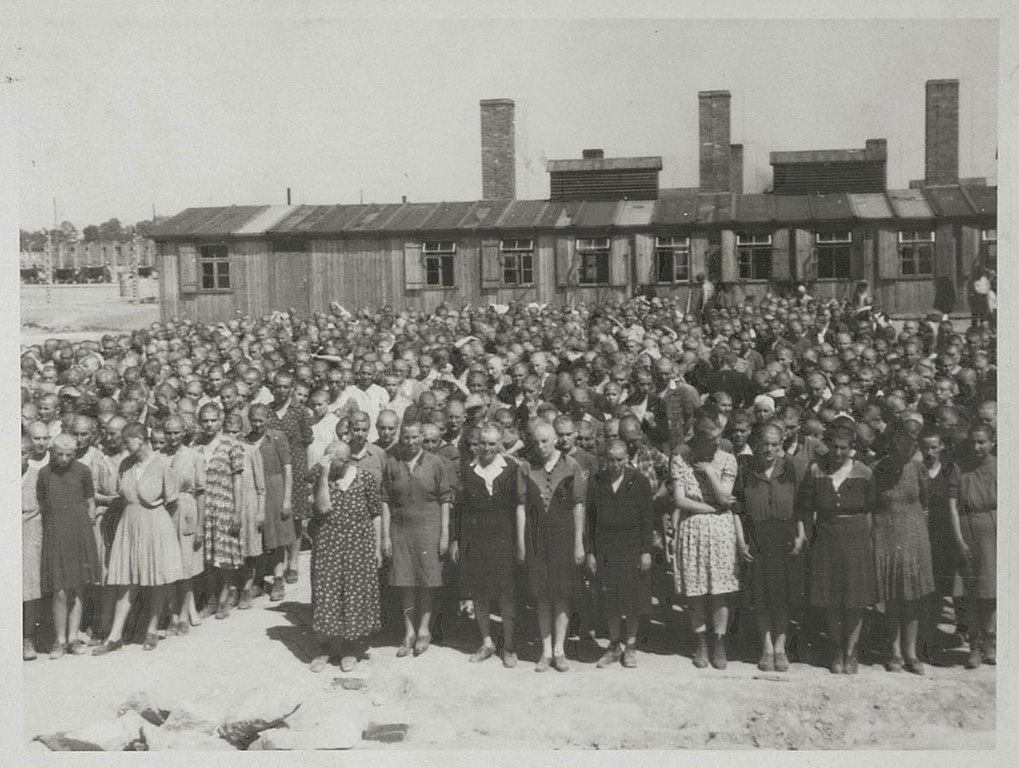 Appel dans le camp des femmes d'Auschwitz II Birkenau.