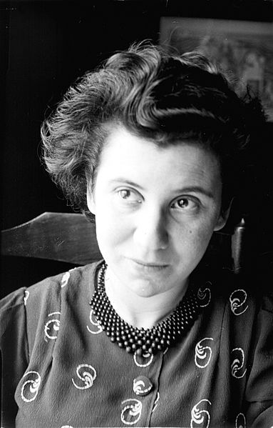 Etty Hillesum, auteure hollandaise de lettres et d'un journal intime décrivant son éveil religieux et les persécutions des Juifs à Amsterdam. Assassinée à Auschwitz.