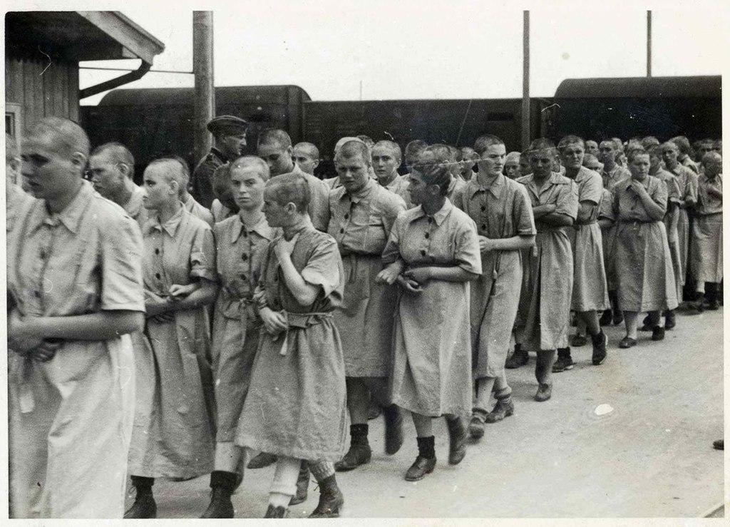 En route pour une journée de travail pour ces prisonnières d'Auschwitz Birkenau.