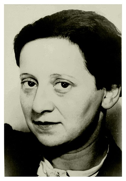 Friedl Dicker Brandeis est une artiste peintre et une enseignante juive autrichienne assassinée à Auschwitz.