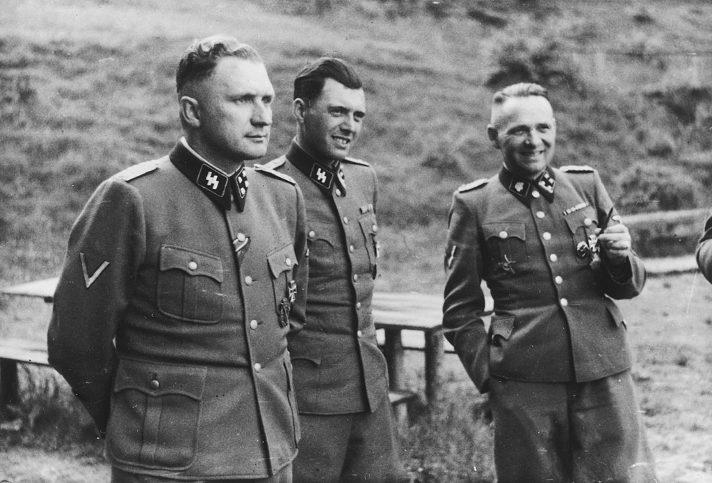 Commandants et cadres SS d'Auschwitz en 1944 de gauche à droite Richard Baer, commandant d'Auschwitz, Dr Josef Mengele et Rudolf Hoess, ancien commandant d'Auschwitz.