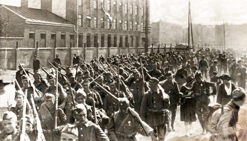 Infanterie polonaise en route pour protéger Varsovie de l'Armée rouge.