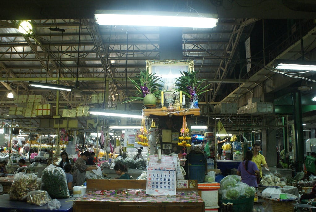 Autel de bonne fortune au Pak Khlong Talat, Marché aux fleurs à Bangkok